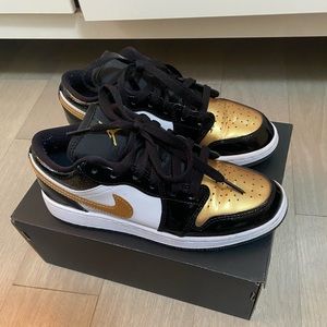2022
Air Jordan 1 Low SE GS 'Gold Toe
